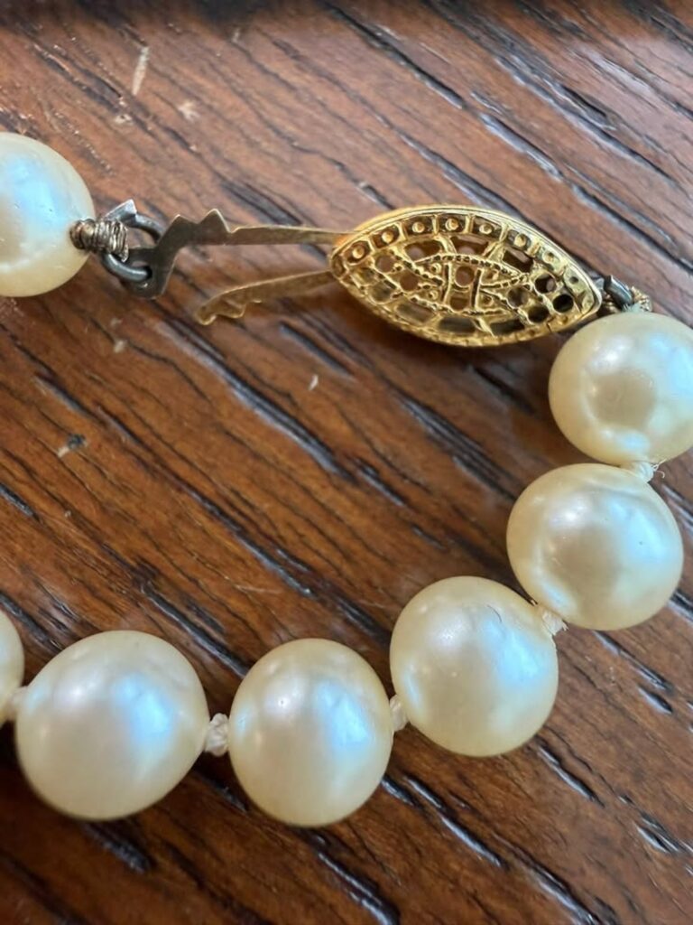 Vintage Faux Pearl Necklace with Decorative Clasp (CCC017)